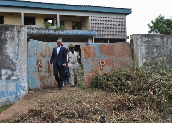 Bouaké/Ntics : Le ministre Koné Bruno lors de la visite des locaux de la poste : « Nous allons faire en sorte que le service postale démarre le plus rapidement possible »